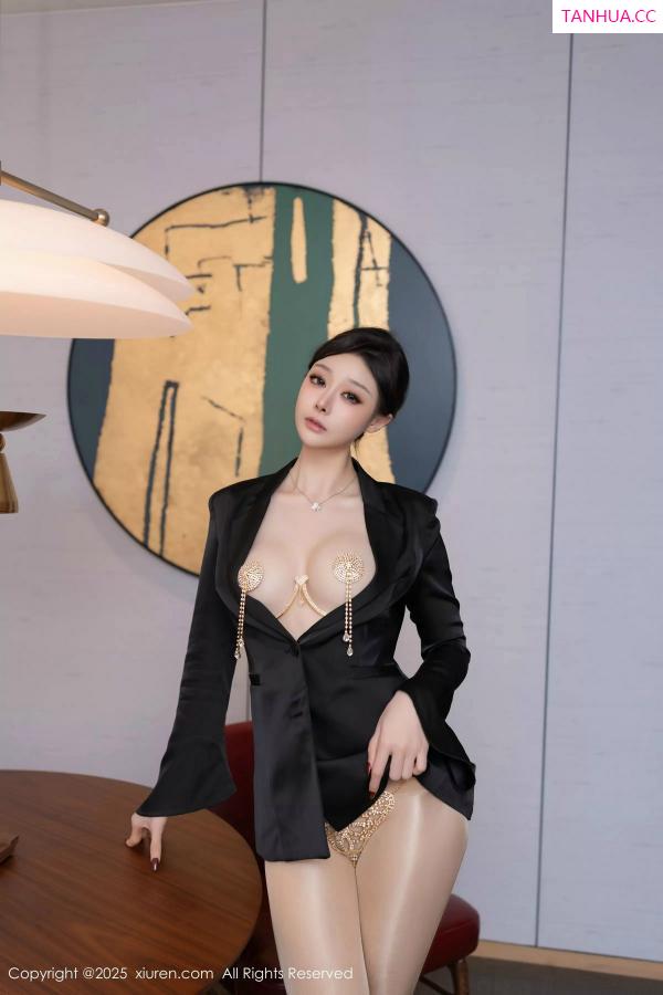 逗逗DouDou  [XiuRen]高清写真图 2025.02.28 No.9951 小逗逗 丝袜美腿第10张图片